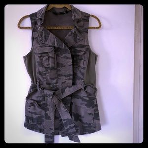 GILI Camo Printed ZIP Collar Belted Vest